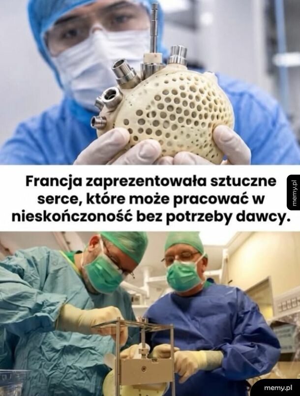 Osoba w niebieskim stroju trzyma sztuczne serce, obok lekarze w zielonych fartuchach pracują nad urządzeniem.