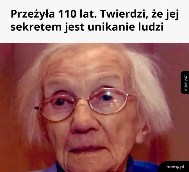 Starsza kobieta z siwymi włosami i okularami.