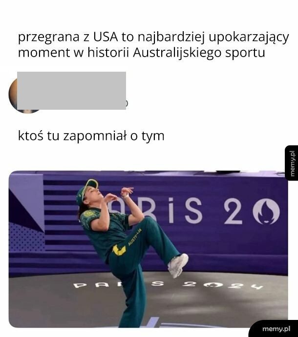 Sportowiec w zielono-żółnym stroju wykonuje rzut w trakcie zawodów.