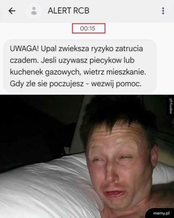 Mężczyzna z wyrazem twarzy sugerującym dyskomfort, z komunikatem ostrzegawczym.