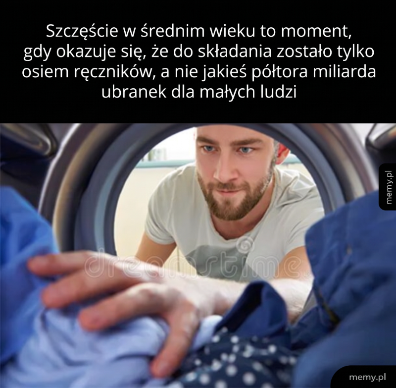 Mężczyzna sprawdzający pranie w pralce.