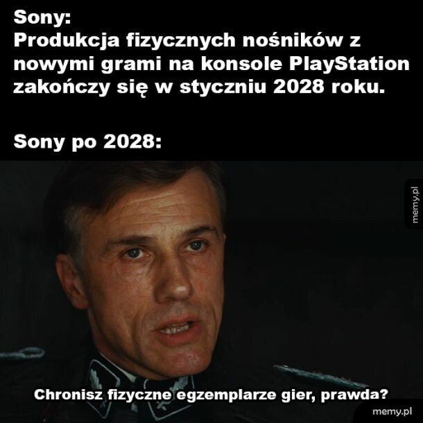 Mężczyzna w mundurze z poważnym wyrazem twarzy, tekst o końcu produkcji nośników PlayStation.