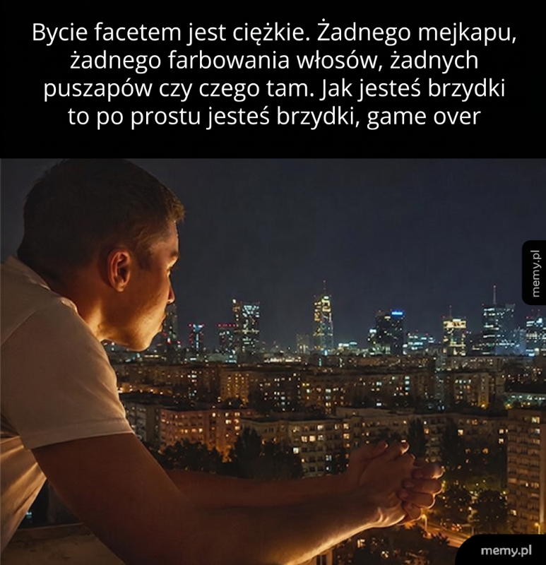 Mężczyzna patrzy na miasto nocą, z zamyśloną miną.