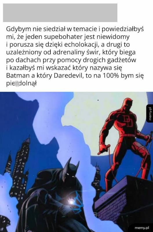Postać w kostiumie superbohatera na dachu, z miastem w tle.