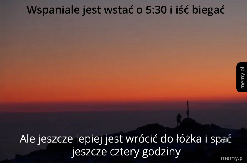 Osoba na tle wschodzącego słońca na górze.