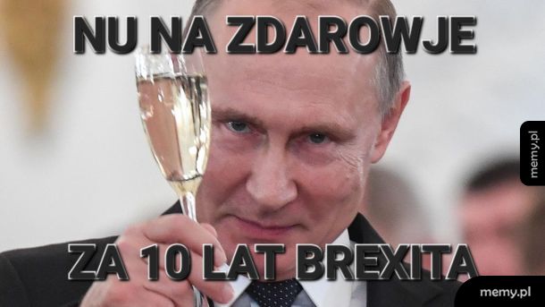 Mężczyzna w garniturze trzyma kieliszek szampana, wznosząc toast.