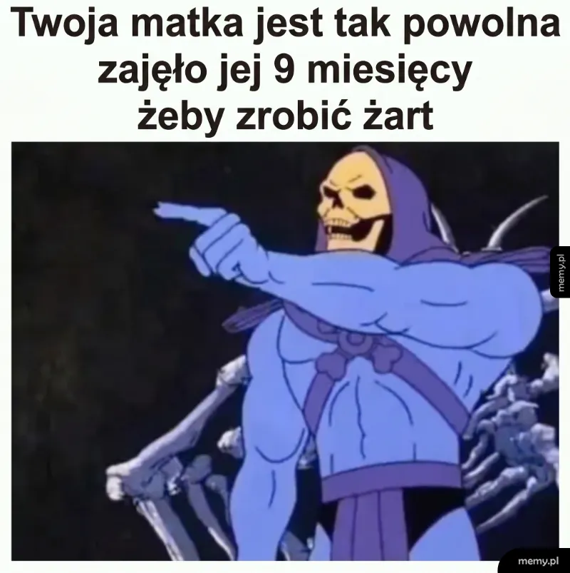 Postać w fioletowej pelerynie wskazuje palcem, z tłem szkieletów.