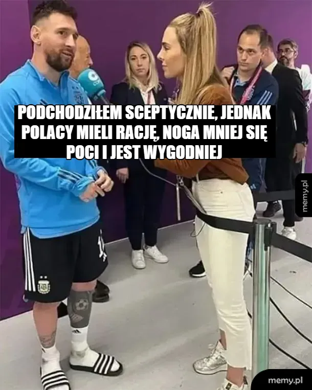 Mężczyzna w sportowym stroju rozmawia z kobietą trzymającą mikrofon.