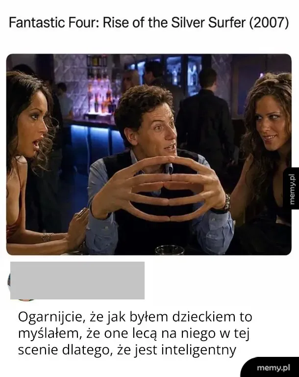 Trzy osoby siedzą przy barze, jedna z nich gestykuluje.