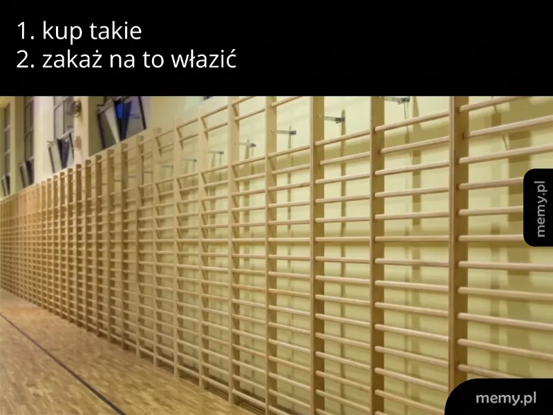 Drewniane drabinki gimnastyczne na ścianie w sali gimnastycznej.