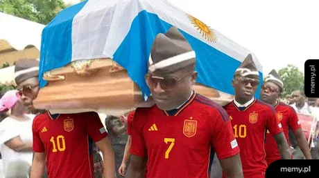 Grupa ludzi niosąca trumnę z flagą Argentyny, wszyscy w koszulkach Hiszpanii.