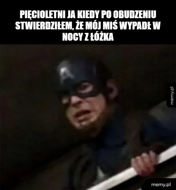 Mężczyzna w kostiumie superbohatera z wyrazem zaskoczenia.