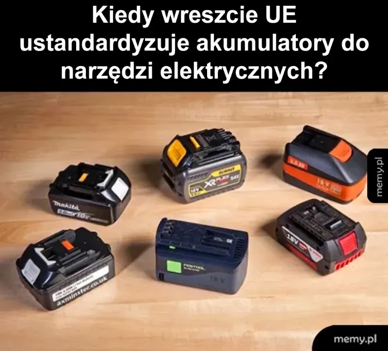 Sześć różnych akumulatorów do narzędzi elektrycznych na stole.
