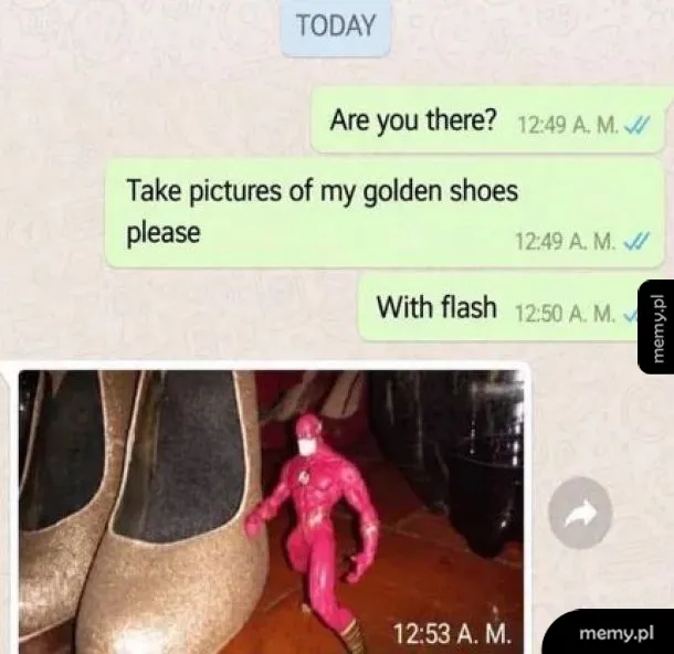 Różowe buty na obcasie obok figurki superbohatera.