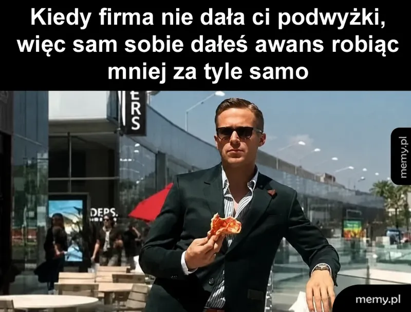 Mężczyzna w okularach przeciwsłonecznych trzyma kawałek pizzy na tle nowoczesnego budynku.
