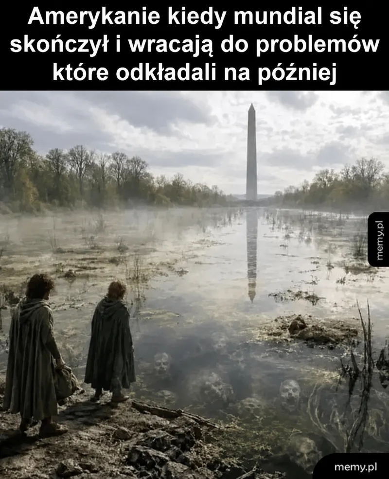 Dwaj mężczyźni stoją nad wodą, w tle widoczny wysoki pomnik.