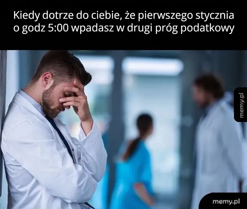 Mężczyzna z ręką na twarzy, wyraża frustrację w biurze.