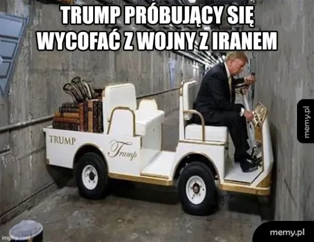 Mężczyzna w białym pojeździe próbujący cofnąć się w wąskim korytarzu.