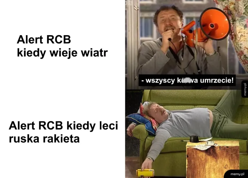 Mężczyzna z megafonem ogłasza alert, mężczyzna leży na kanapie z bronią.