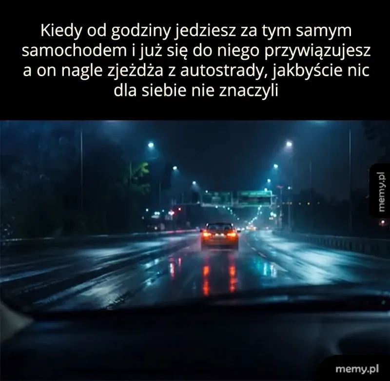 Widok z wnętrza samochodu na deszczową drogę nocą.