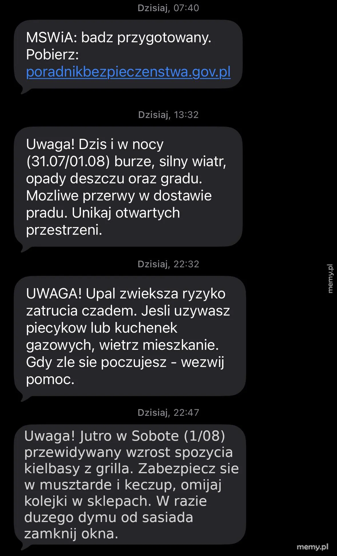 Dwa teksty SMS z ostrzeżeniami o niebezpiecznych warunkach pogodowych.