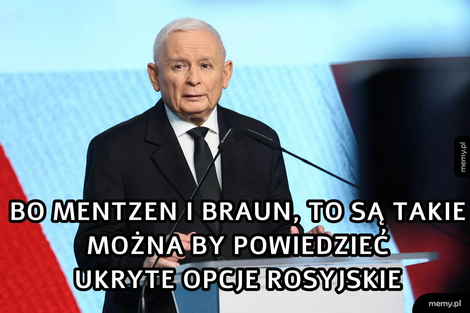 Mężczyzna w garniturze mówi do kamery.