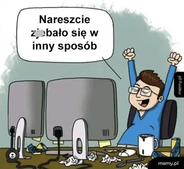 Mężczyzna w niebieskiej koszuli cieszy się przy komputerze, otoczony bałaganem.