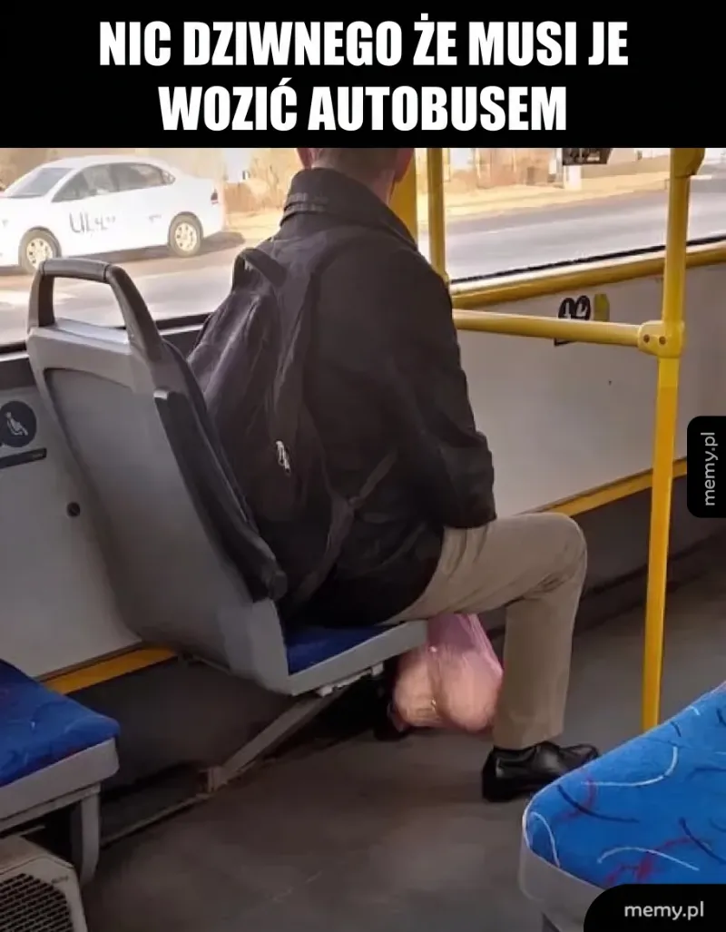 Mężczyzna siedzący na przystanku autobusowym z torbą na nogach.