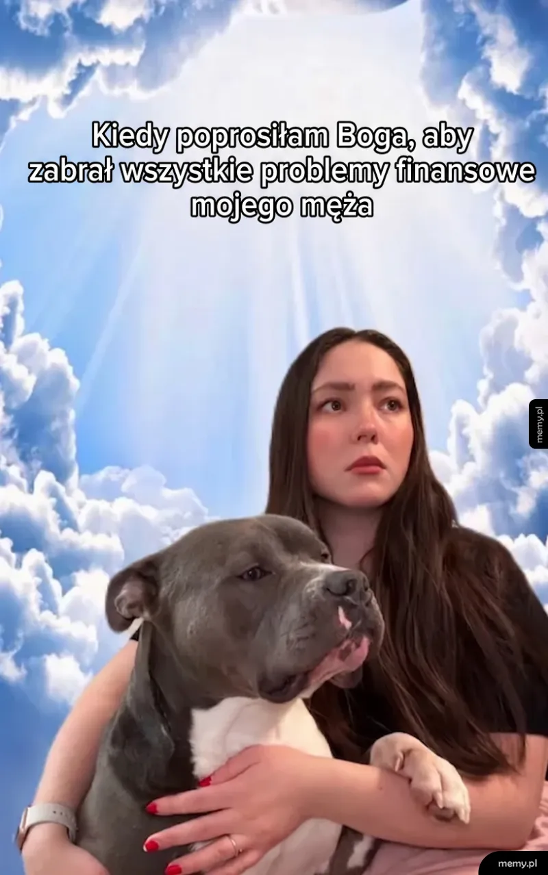 Kobieta trzyma psa, patrzy w dal, w tle chmury.