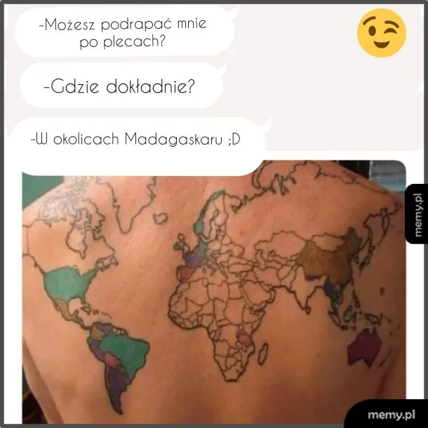 Tatuaż mapy świata na plecach mężczyzny.