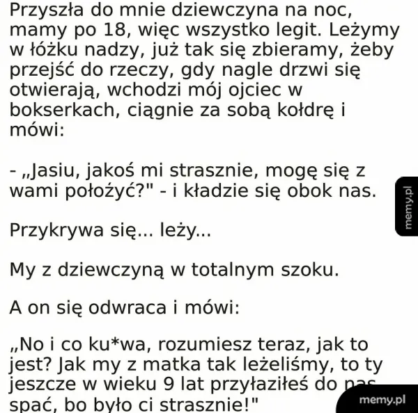 Mężczyzna i kobieta leżą w łóżku, rozmawiają o sytuacji.