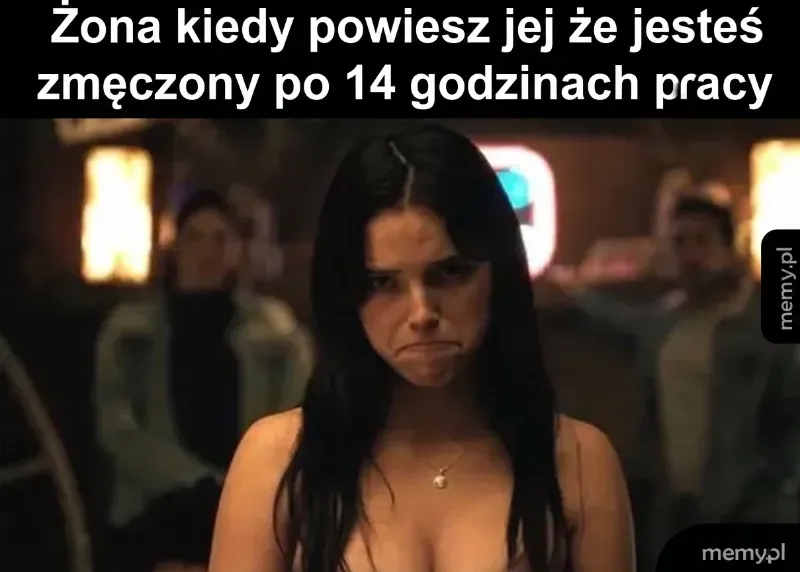 Kobieta z niezadowoloną miną w kontekście zmęczenia po pracy.