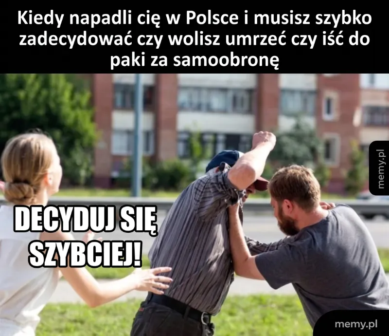Mężczyzna atakowany na ulicy, inny mężczyzna próbuje interweniować.