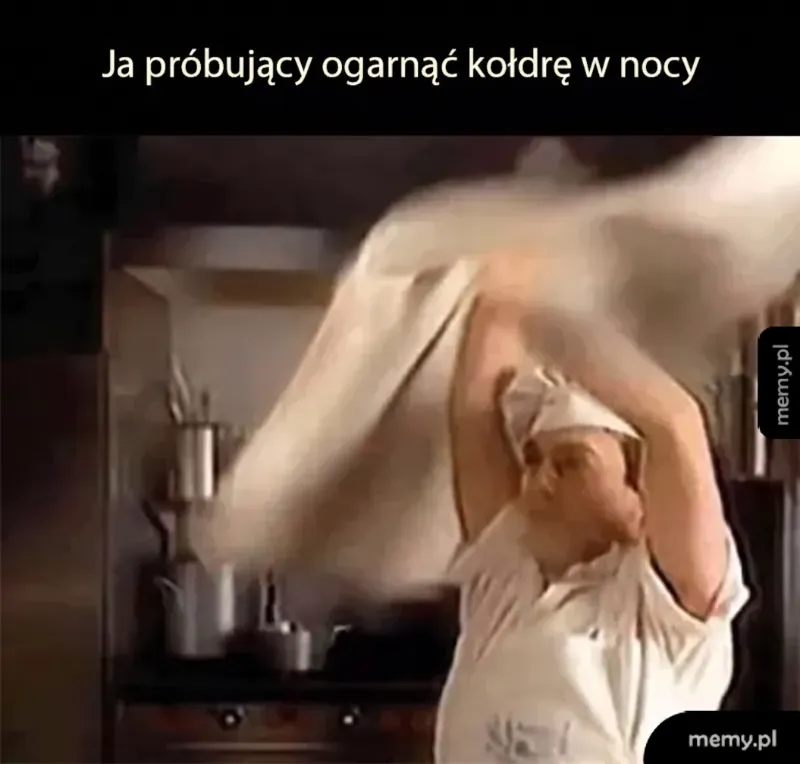 Mężczyzna w kuchni machający białą tkaniną.