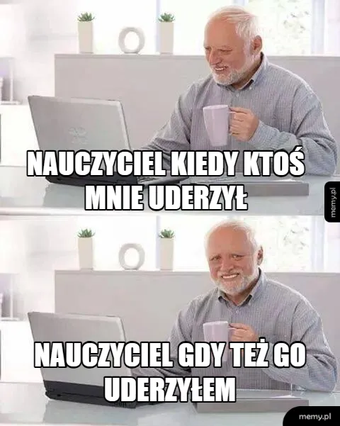 Mężczyzna z filiżanką kawy przy komputerze, uśmiechnięty.