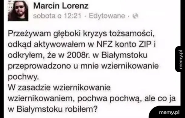 Mężczyzna z długimi włosami i okularami pisze o kryzysie tożsamości.