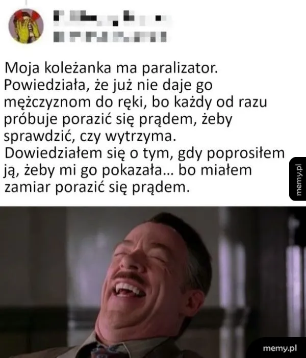 Mężczyzna śmieje się, tekst o koleżance z paraliżem i próbie porażenia prądem.