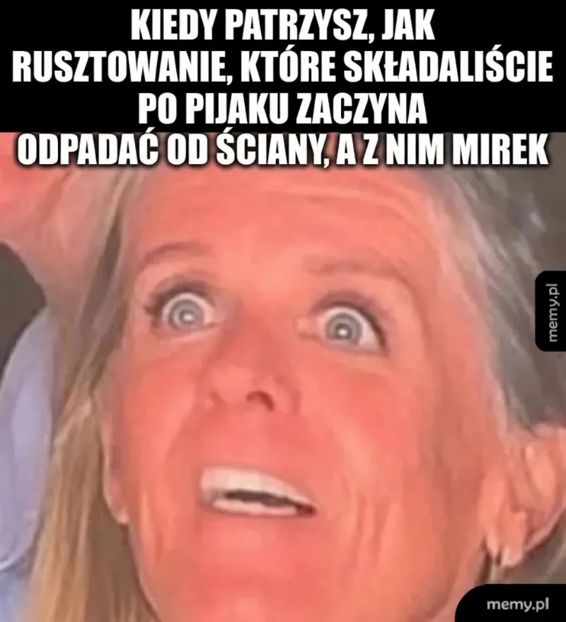 Kobieta z szerokimi oczami, wyrażająca zdziwienie.