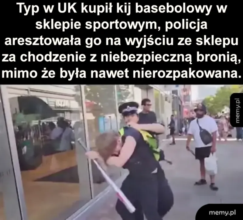 Mężczyzna z kijem baseballowym w sklepie, policjantka go zatrzymuje.