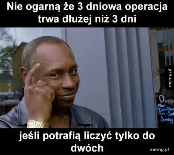 Mężczyzna z uśmiechem wskazuje na swoją głowę, z tekstem o operacji.