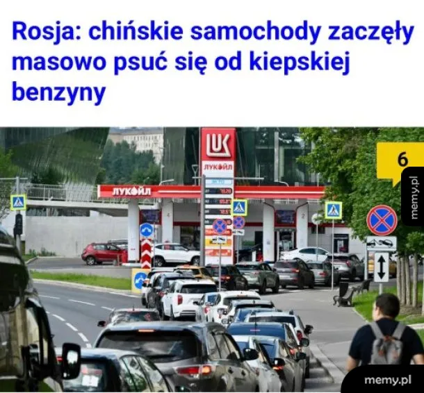 Stacja benzynowa z samochodami w kolejce.