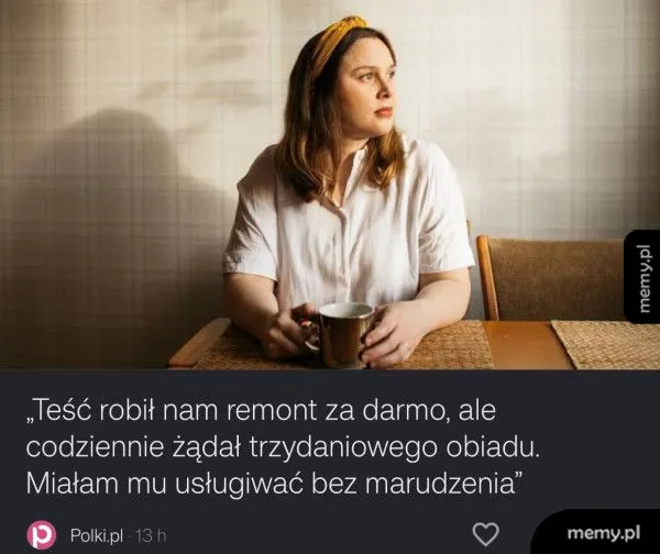 Kobieta siedzi przy stole z filiżanką, patrząc w dal.