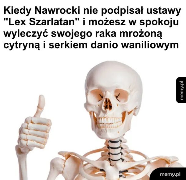 Szkielet trzymający rękę w górze, z uśmiechem.