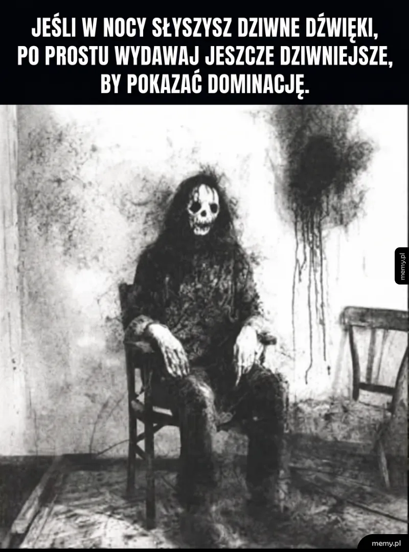 Straszna postać w maski czaszki siedząca na krześle w ciemnym pokoju.