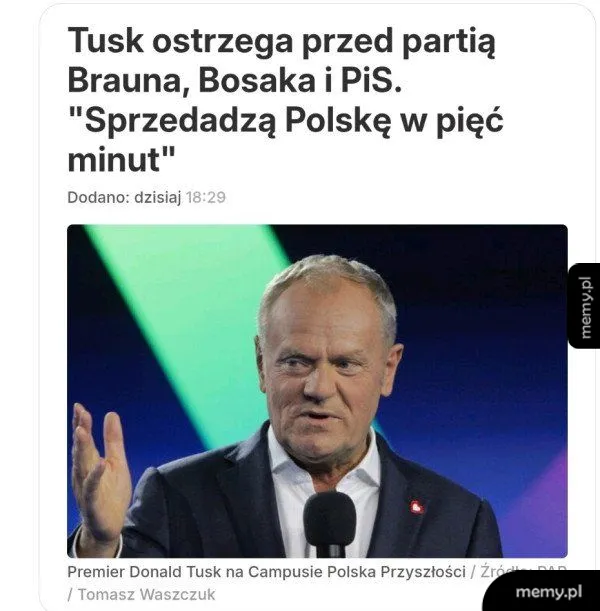 Donald Tusk na tle napisu o ostrzeżeniach przed partią Brauna, Bosaka i PiS.