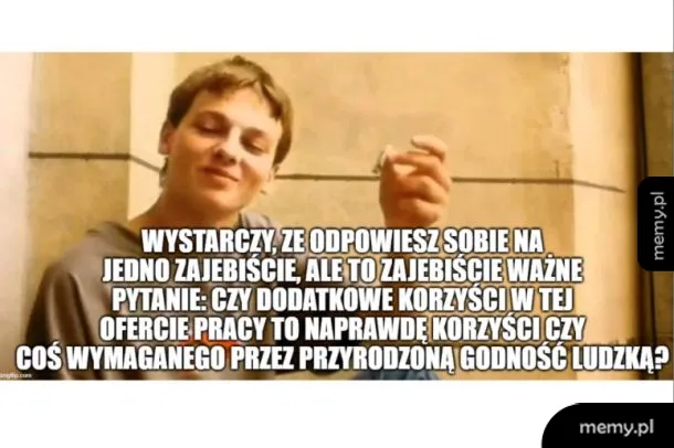 Mężczyzna trzyma papierosa i uśmiecha się w memie nawiązującym do testu Mariana Turskiego.