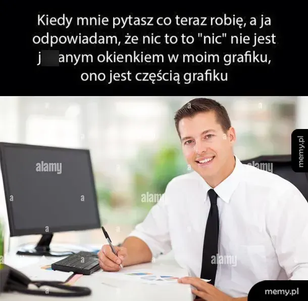 Mężczyzna w białej koszuli i krawacie siedzi przy biurku z komputerem.