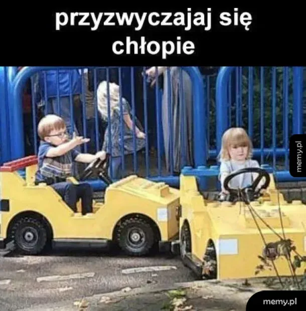 Chłopiec w żółtym samochodzie uderzył w auto kierowane przez dziewczynkę i wykonuje gest.