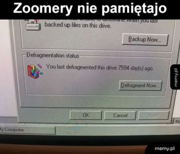 Okno systemu Windows z powiadomieniem o defragmentacji dysku i napisem Zoomery nie pamiętajo