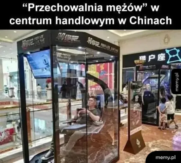 Mężczyzna siedzący w szklanej kabinie z grami w centrum handlowym